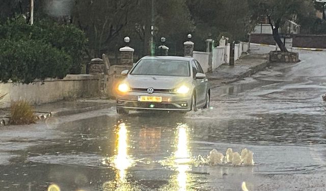 Ayvalık’ta yağış gün boyu etkili oldu