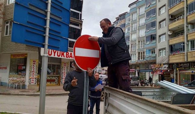 Bafra’da trafik bilgi ve işaret levhaları yenileniyor