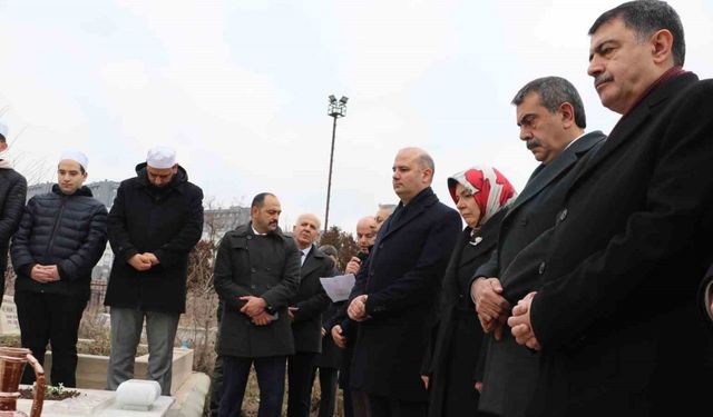 Bakan Tekin, eski Milli Eğitim Bakanı Tevfik İleri’nin 63. ölüm yıl dönümünde kabrini ziyaret etti