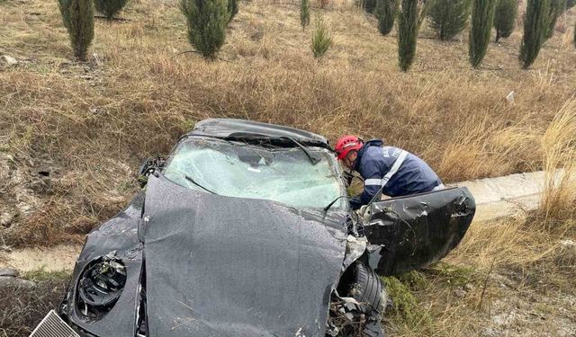 Balıkesir’de otomobil otobanda şarampole uçtu: 1 yaralı