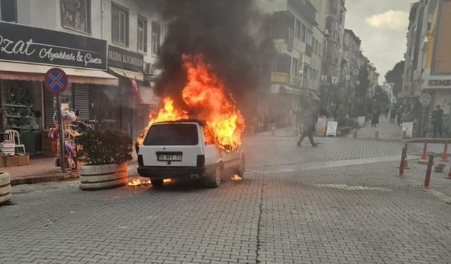 Balıkesir’de park halindeki otomobil alev topuna döndü