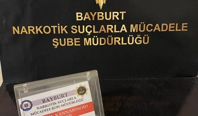 Bayburt’ta durdurulan araçtaki 2 şahsın üzerinde uyuşturucu madde bulundu