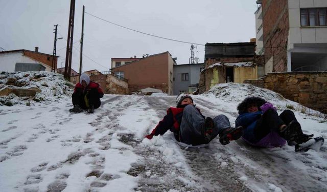 Bayburt’ta kar ve buzlanma düşmeye bağlı kırık vakalarını artırdı