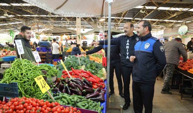 Bayraklı zabıtasından pazar yeri denetimi