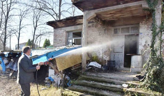 Belediye başkanı kolları sıvayıp, kahverengi kokarca ilaçlamasına katıldı