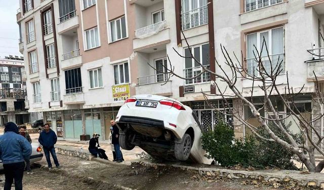 Besni’de otomobil apartman boşluğuna düştü