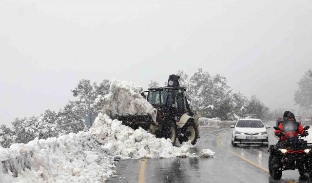 Beyaza bürünen Muğla’da yollar ulaşıma açıldı