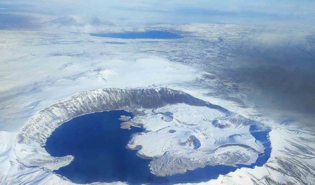 Beyaza bürünen Nemrut Krateri havadan görüntülendi