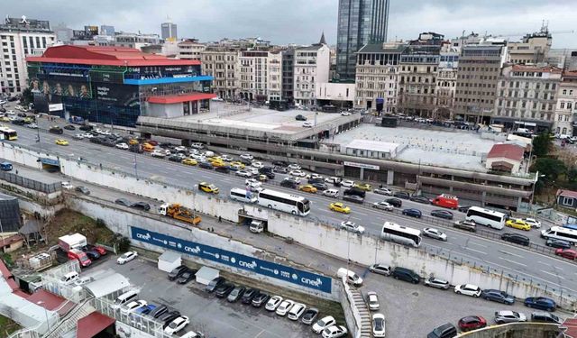 Beyoğlu’ndaki çatlayan kolanları nedeniyle boşaltılan İSPARK havadan görüntülendi