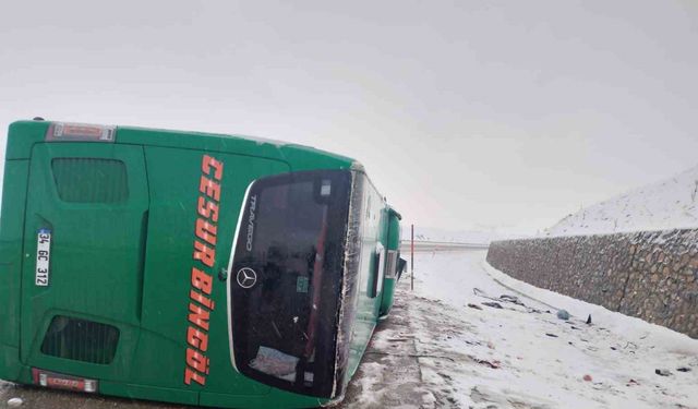 Bingöl’de yolcu otobüsü devrildi: 2 ölü, 16 yaralı