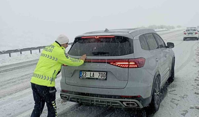 Bingöl’de yolda kalan sürücülerin imdadına polis ekipleri yetişti