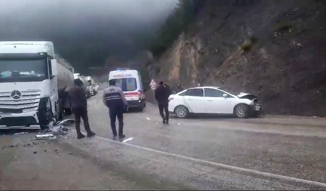 Bolu’da tır ile otomobil çarpıştı: 1’i ağır 4 yaralı