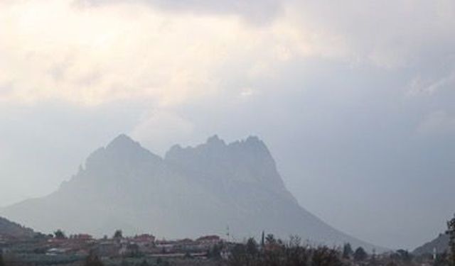 Bozaniç Dağı’nda sis manzarası fotoğraflandı