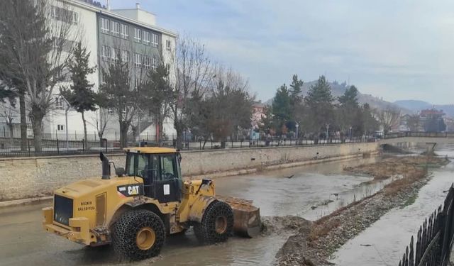 Bozkır’da Çarşamba Çayında temizlik çalışması