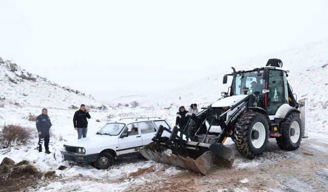 Bünyan’da kayarak şarampole düşen araç kurtarıldı