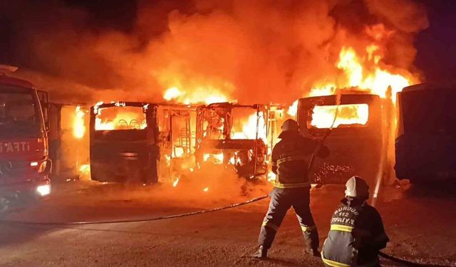 Burdur’da feci yangın: 5 halk otobüsü alev alev yanarak hurdaya döndü