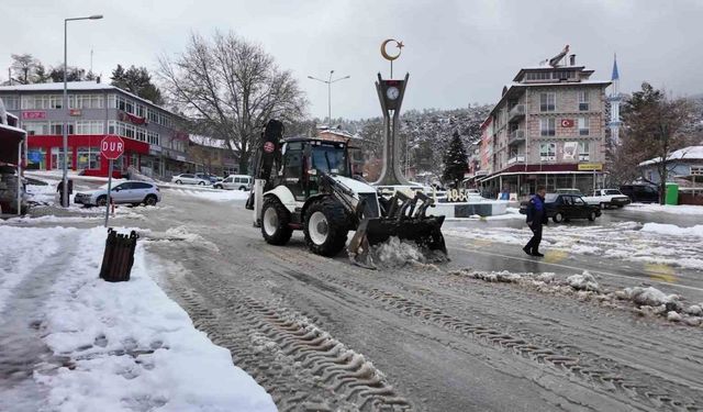 Çameli ilçe merkezinde kar temizliği çalışmaları tamamlandı