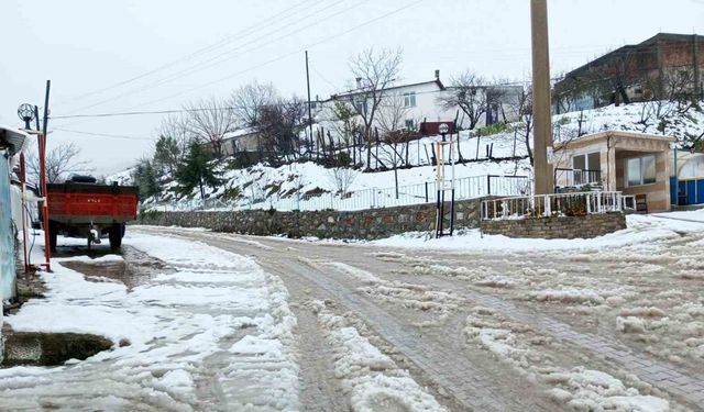 Çanakkale’de İl Özel İdare ekipleri karla kaplı köy yollarını açıyor