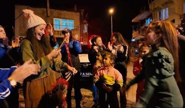 Çanakkale’de polislerden çocuklara yeni yıl sürprizi