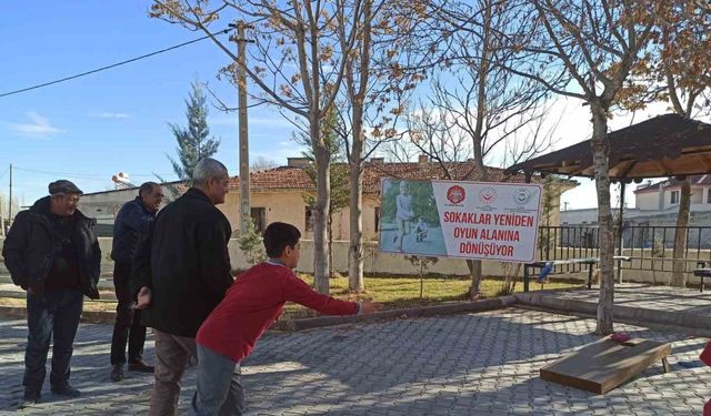 Çocuklar geleneksel sokak oyunları ile eğlendi