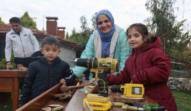 Çocuklar, hayallerindeki arabaları marangozluk atölyesinde aileleriyle birlikte yaptılar