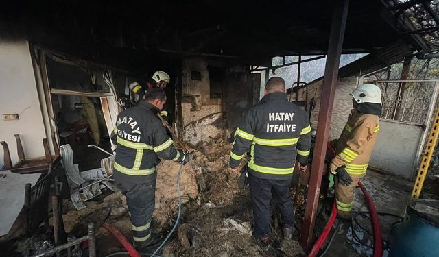 Defne’de çatı katı alevlere teslim oldu