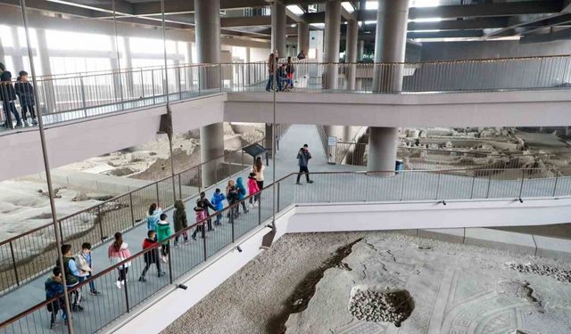 Depremzede çocuklar eğlenerek tarihi mozaiği inceledi