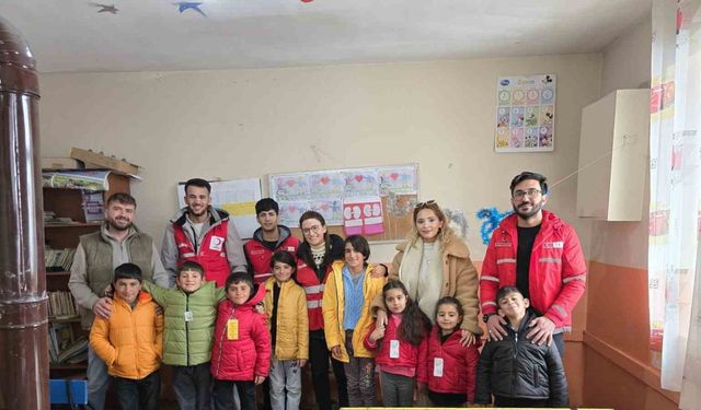 Diyadin Kızılay Şubesi yöneticileri köy ziyaretlerine devam ediyor