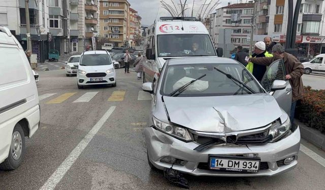 Dönel kavşakta ciple otomobil çarpıştı: 1 yaralı