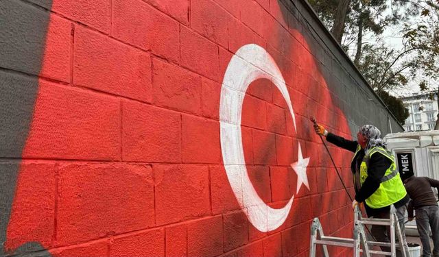 Dulkadiroğlu Belediyesi’nden duvar yazıları yerine Türk Bayrağı