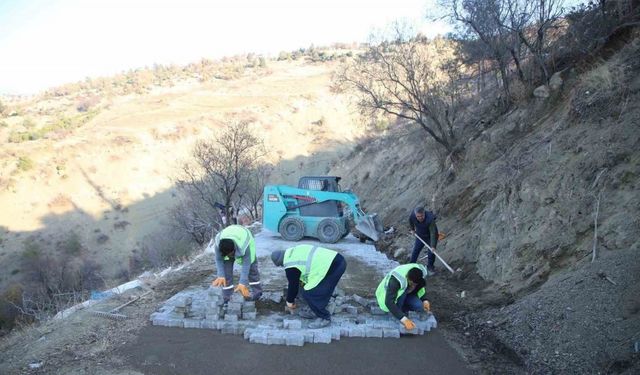 Dulkadiroğlu Belediyesi’nden kırsal mahallelere kilit parke hizmeti