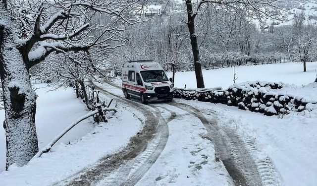 Elazığ’da kar nedeni ile köyde mahsur kalan hasta, yol açılarak hastaneye yetiştirildi