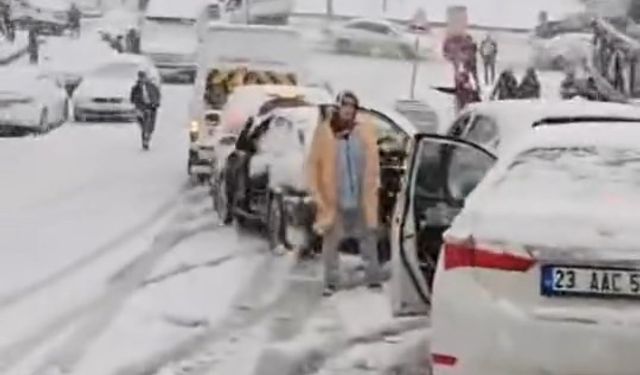 Elazığ’da kar yağışı sonrası zincirleme kaza: 10 araç birbirine girdi