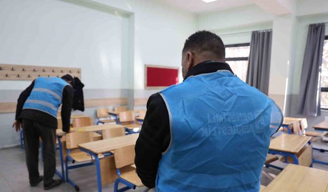 Elazığ’da yükümlüler okulu temizledi