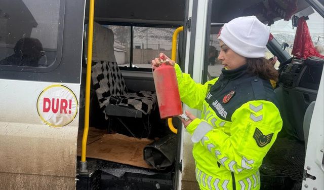 Eleşkirt’te jandarmadan servis araçlarına denetim