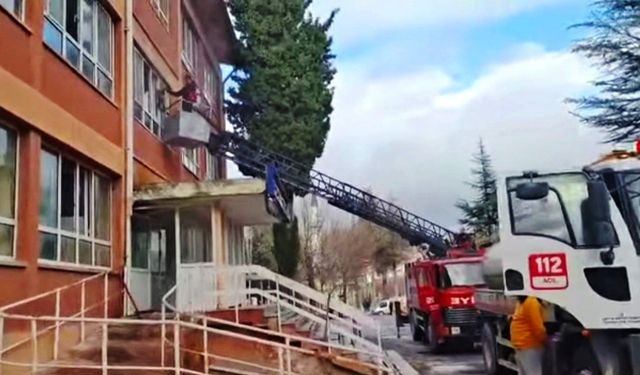 Emet’te eski hastane binasında çıkan yangın büyümeden söndürüldü