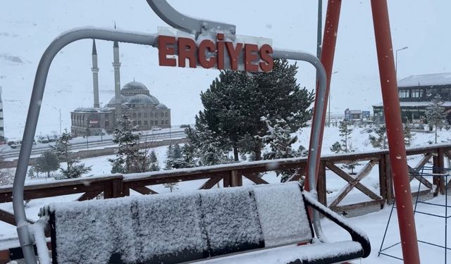 Erciyes’e yağan kar tatilcilerin yüzünü güldürdü