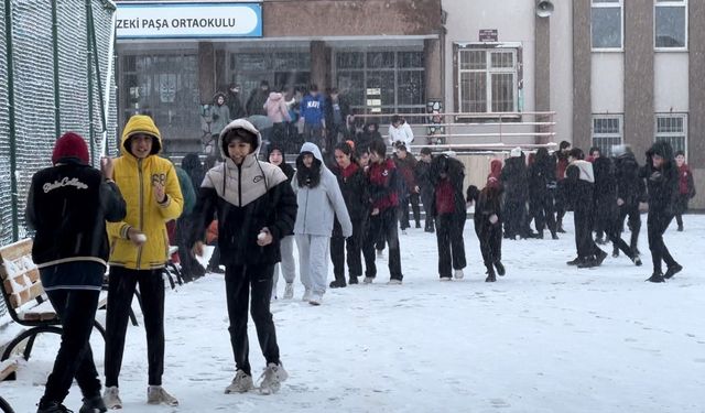 Erzincan’da okullarda kartopu şenliği yaşandı