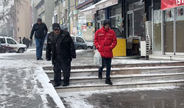 Erzincan’da vatandaşın buz ile imtihanı gülümsetti