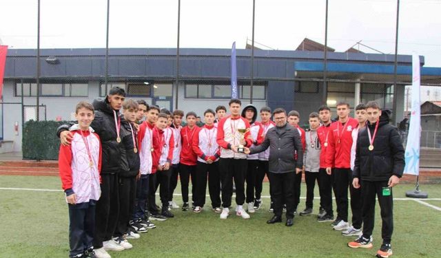 Genç erkekler futbolda şampiyon Düzce Spor Lisesi oldu