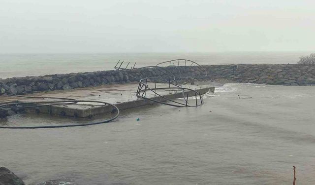 Giresun’da fırtına balık kafeslerini kıyıya sürükledi