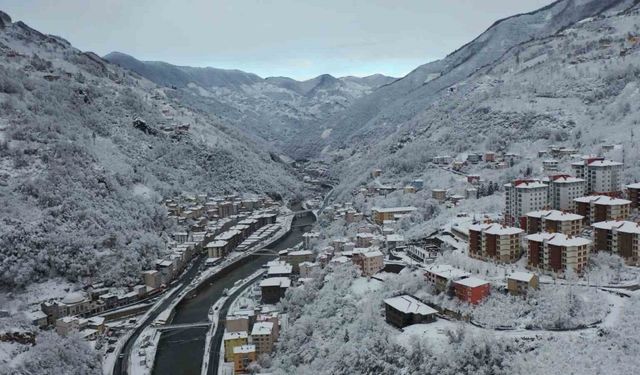 Giresun’un Dereli ilçesi kar yağışıyla kartpostallık görüntülere büründü