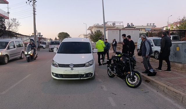 Hafif ticari araçla motosikletin çarpıştığı kazada motosikletli yaralandı