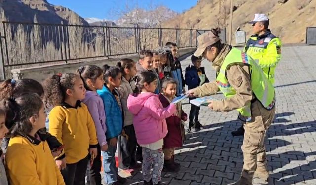 Hakkari’de jandarma ekipleri köydeki öğrencilere trafik eğitimi veriyor