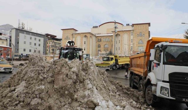 Hakkari’deki kar yığınları şehir dışına çıkarıldı