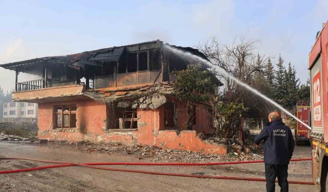 Hatay’da 2 katlı bina alevlere teslim oldu