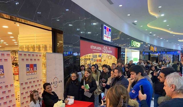 İclal Aydın, Mardian Mall’da sevenleriyle buluştu