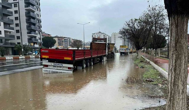 İncirliova’da karayolu göle döndü