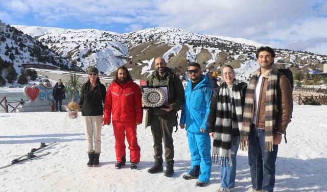 İngiltere’den Ergan Kayak Merkezine gelenler davul zurnayla karşılandı