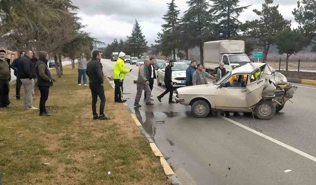 Isparta’da kamyonet otomobile çarptı: 1 ölü